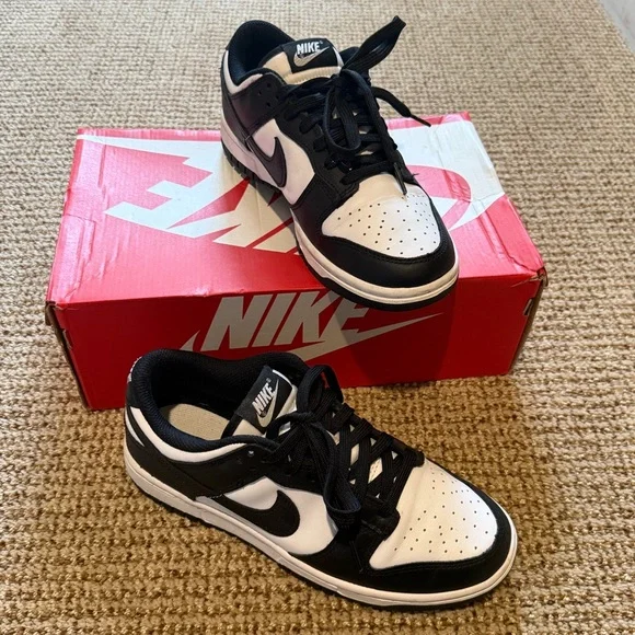 Women’s Nike Dunk Low rise Panda - Picture 2 of 6